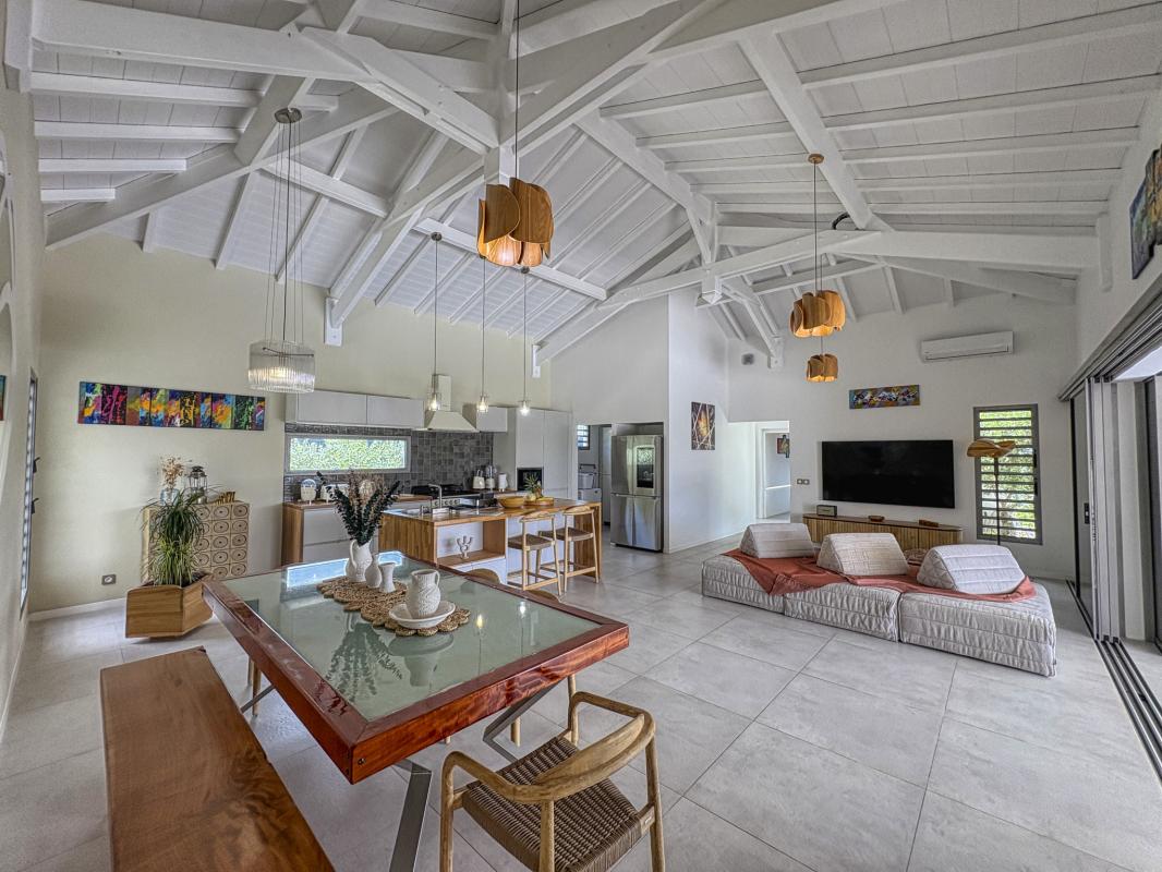 16.Location villa piscine Gosier Guadeloupe_Salon Cuisine
